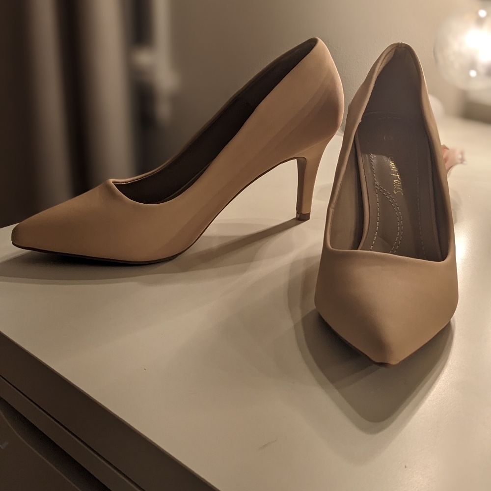 Women's nude pumps